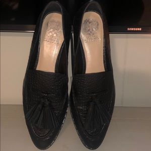 Never been worn Vince Camuto flats.